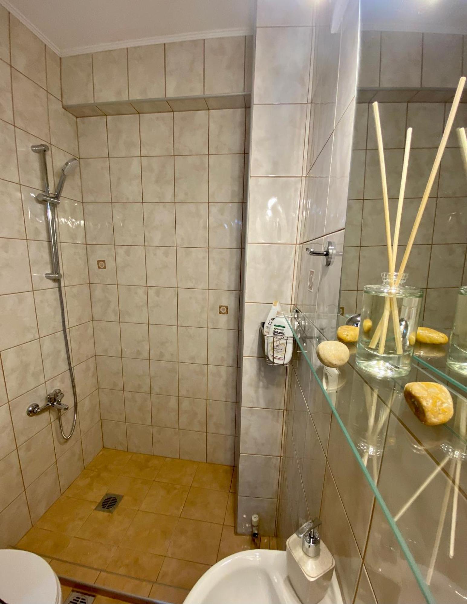 Nikos Apartment สปาตา ภายนอก รูปภาพ